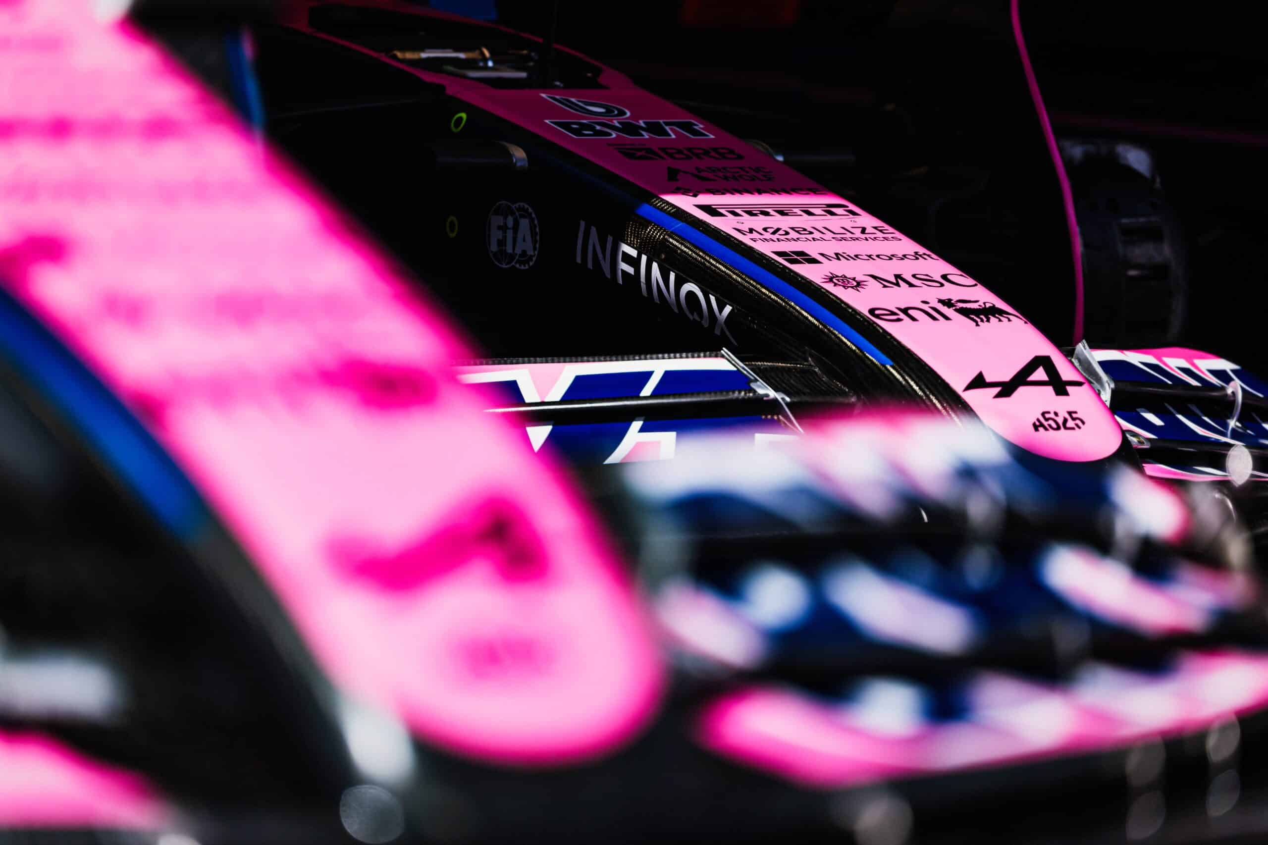 Újabb pályára gördülő friss Forma–1-es autót kaptak lencsevégre