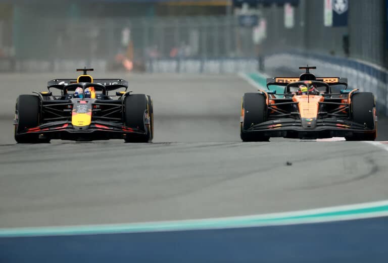 Ha nem megy a támadás, jöhet a másolás: most így próbálja befogni a McLarent a Red Bull