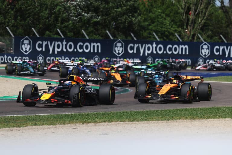 Verstappen a rajtnál és a taktikával is túljárt a McLaren eszén, sorozatban negyedszer győzött Imolában