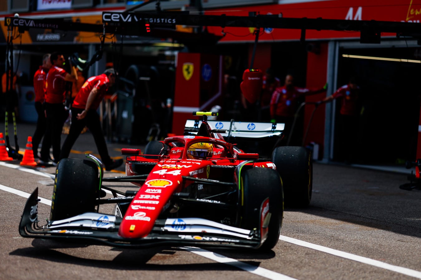 Hamilton rajtbüntetést kapott, miután saját csapata kitolt vele az időmérőn