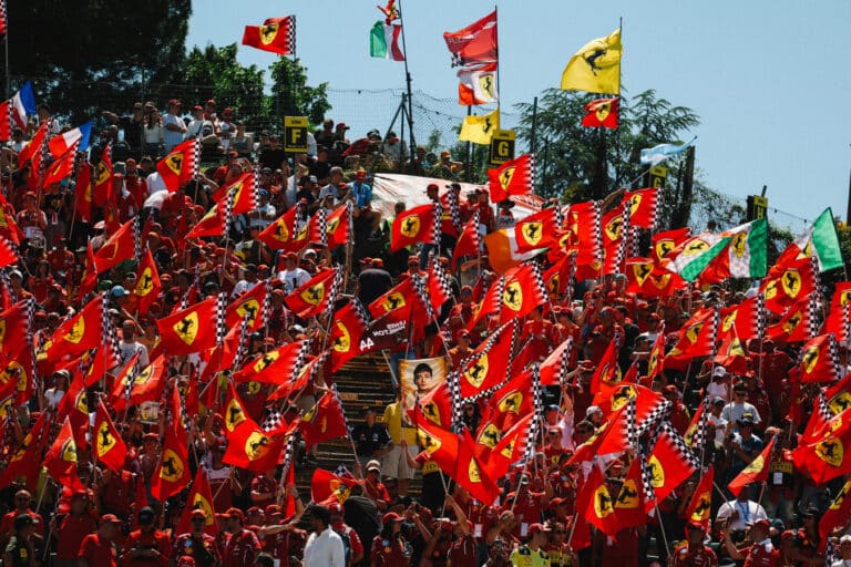 Sajtó: A paddock egyik legsikeresebb alakját környékezte meg a nagy váltást fontolgató Ferrari