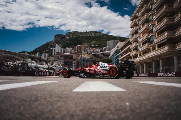Egyetlen tényleg lassú versenyzője volt a monacói futamnak, és ez Lewis Hamilton