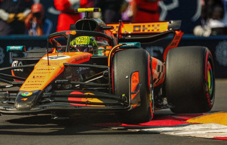 Norris váratlan taktikával elhappolta a pole-t Leclerc elől Monacóban