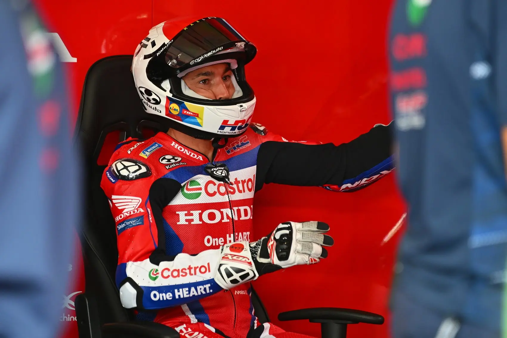 Sikeres műtéten esett át Aleix Espargaró, aki először állhatott lábra