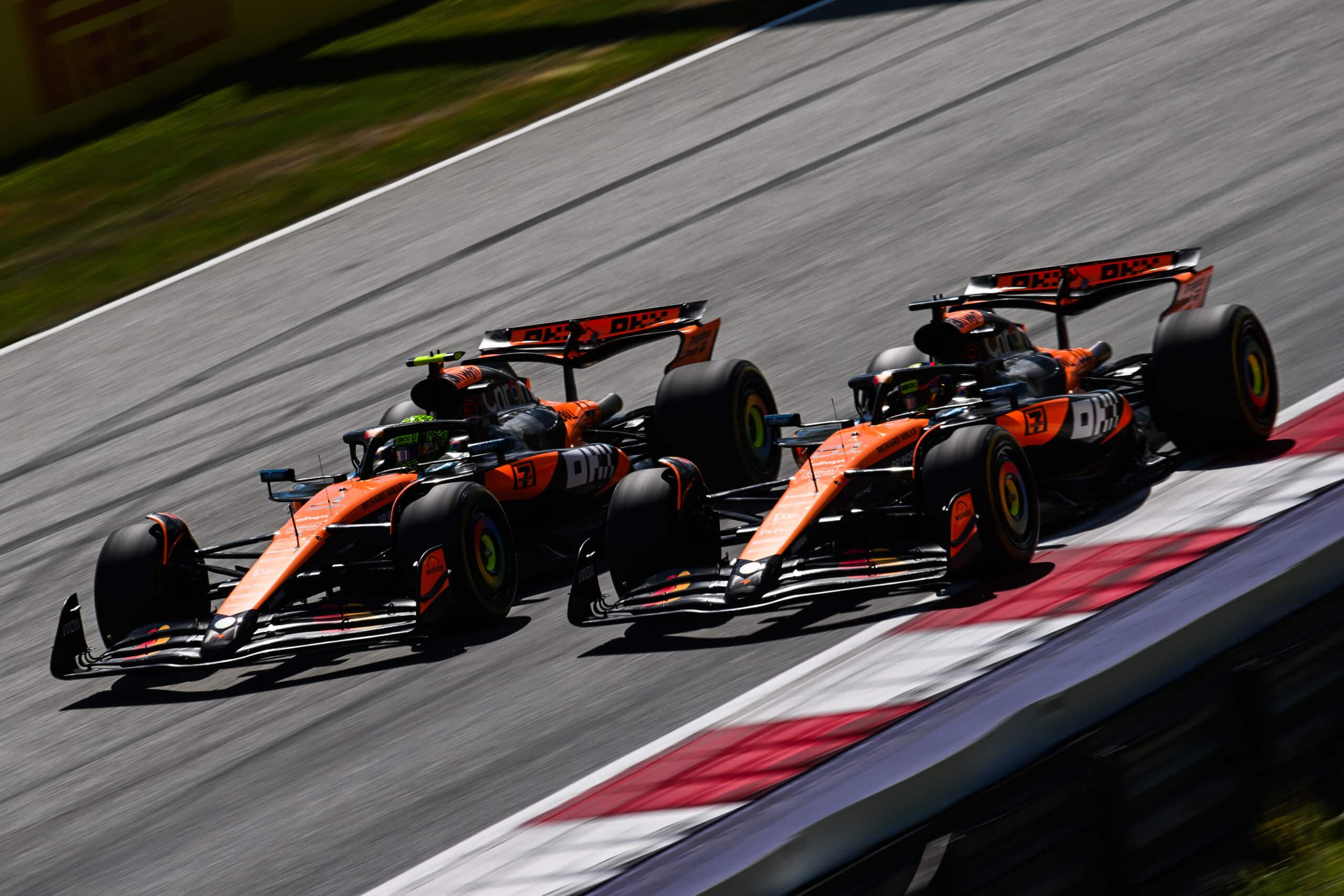 Norris őrült hajszát nyert meg, Verstappent kiütötte egy Mercedes az Osztrák Nagydíjon