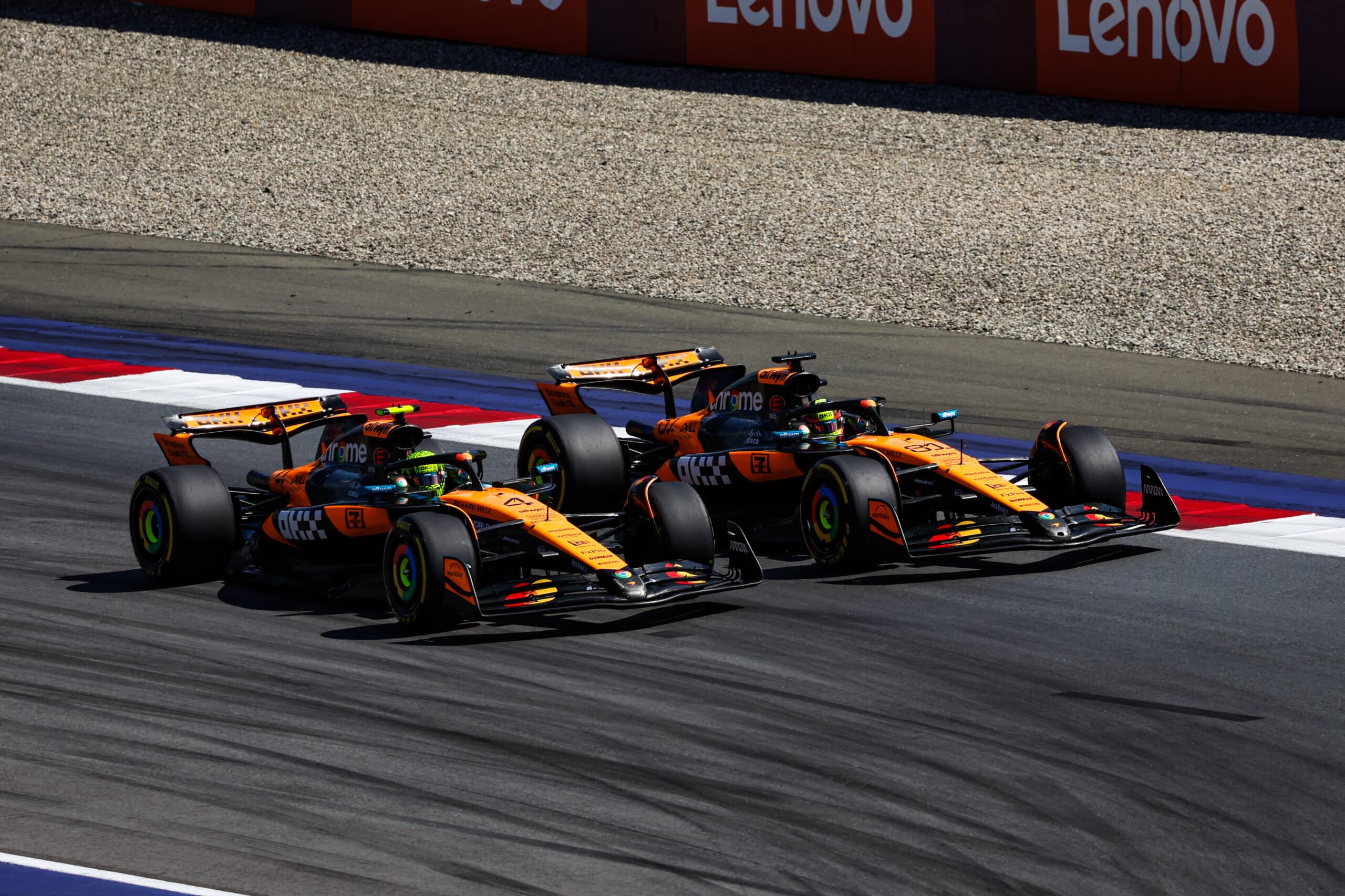 Norris a Verstappennel való tavalyi, ütközésbe torkolló csatából okulva győzte le most Piastrit