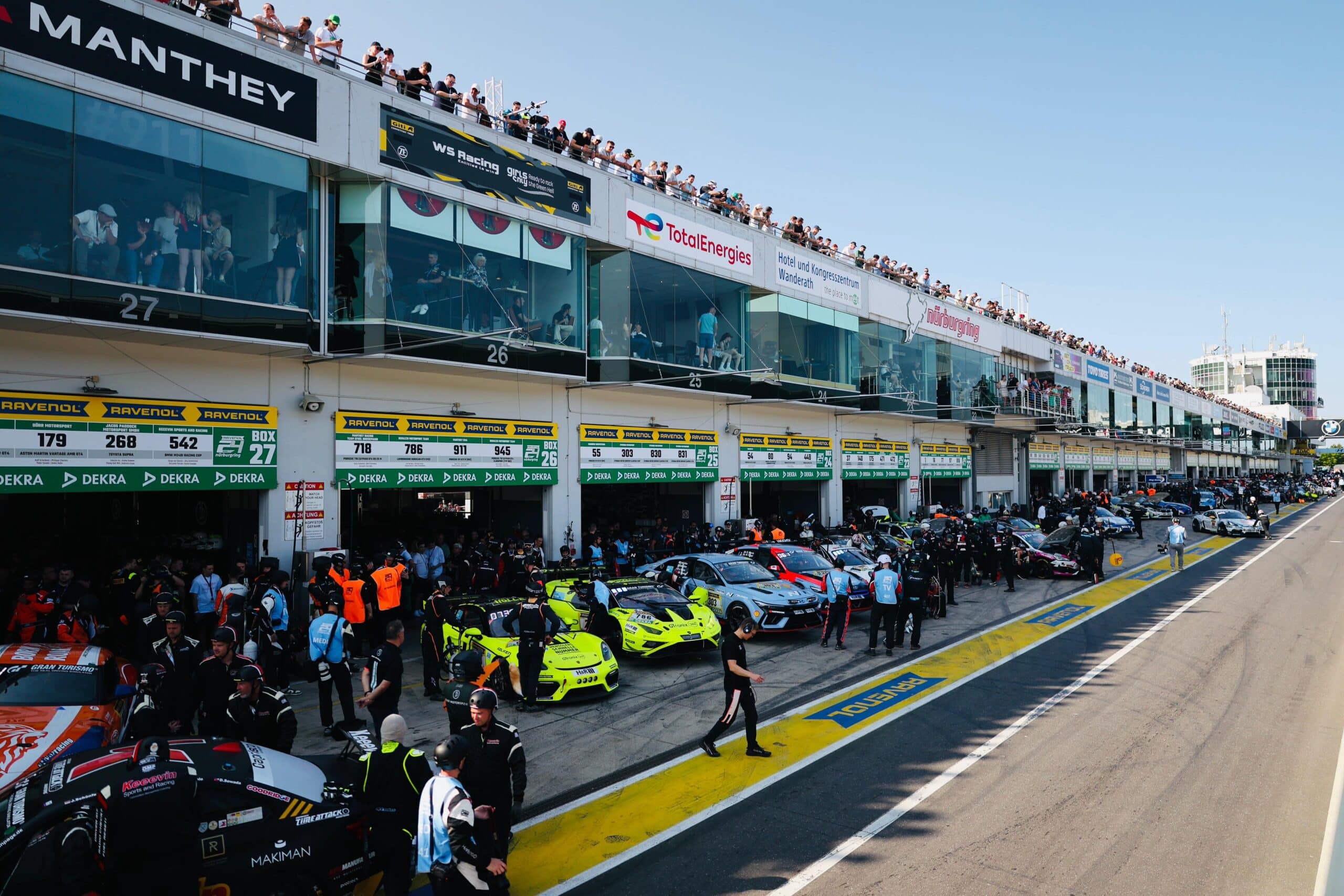 Eltiltott korábbi F1-es tesztelő és több mint kétórás áramszünet – bizarr események a nürburgringi 24 óráson