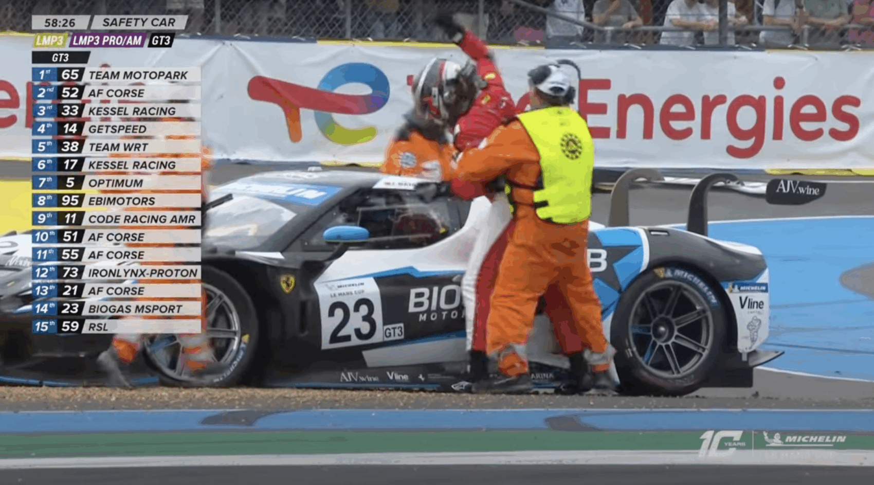 Rugdosta és ököllel ütötte riválisa autóját a Ferrari pilótája (videó)