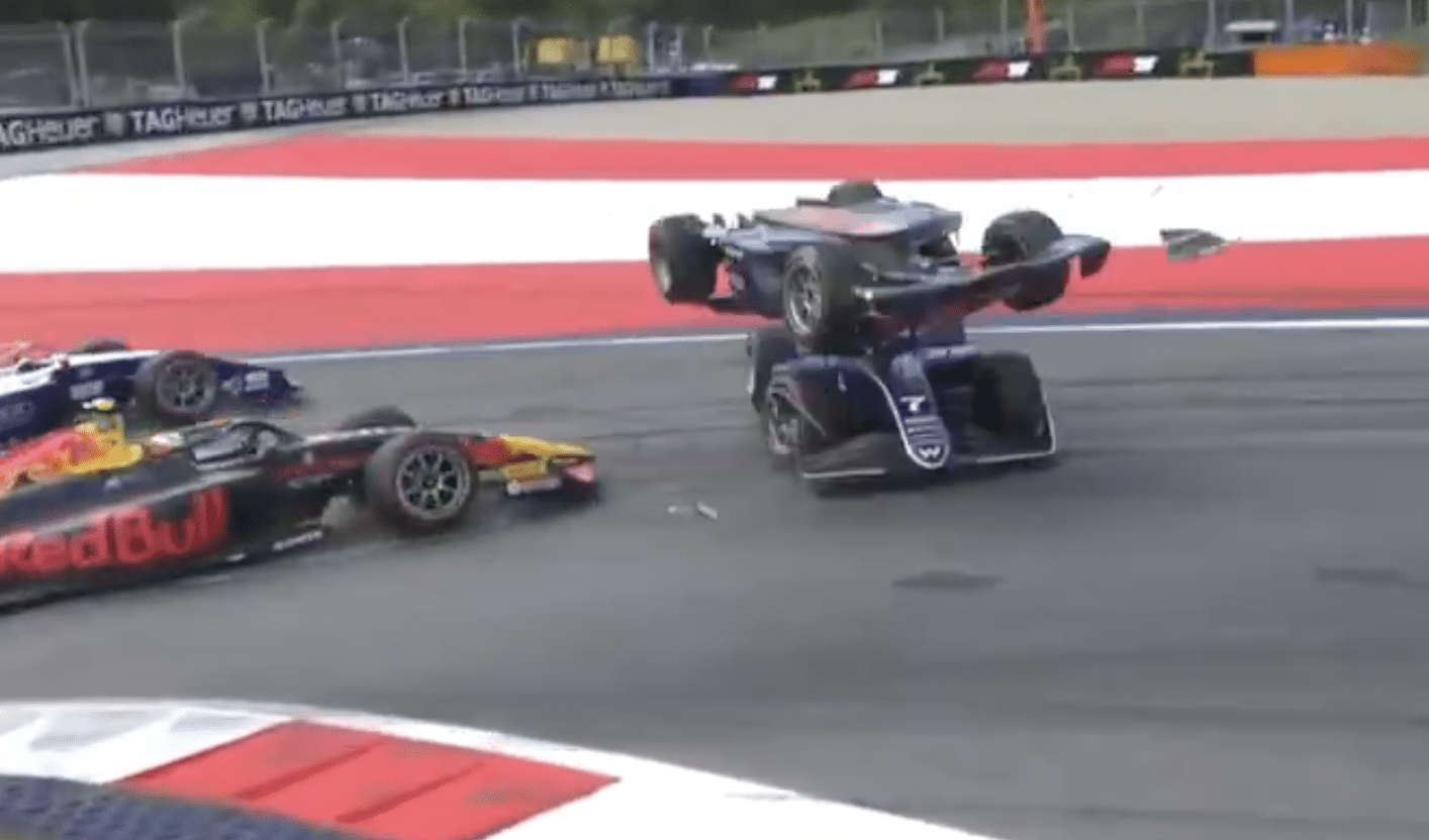 Ebből halálos baleset is lehetett volna – elképesztő, mit úszott meg a Red Bull pilótája (videó)