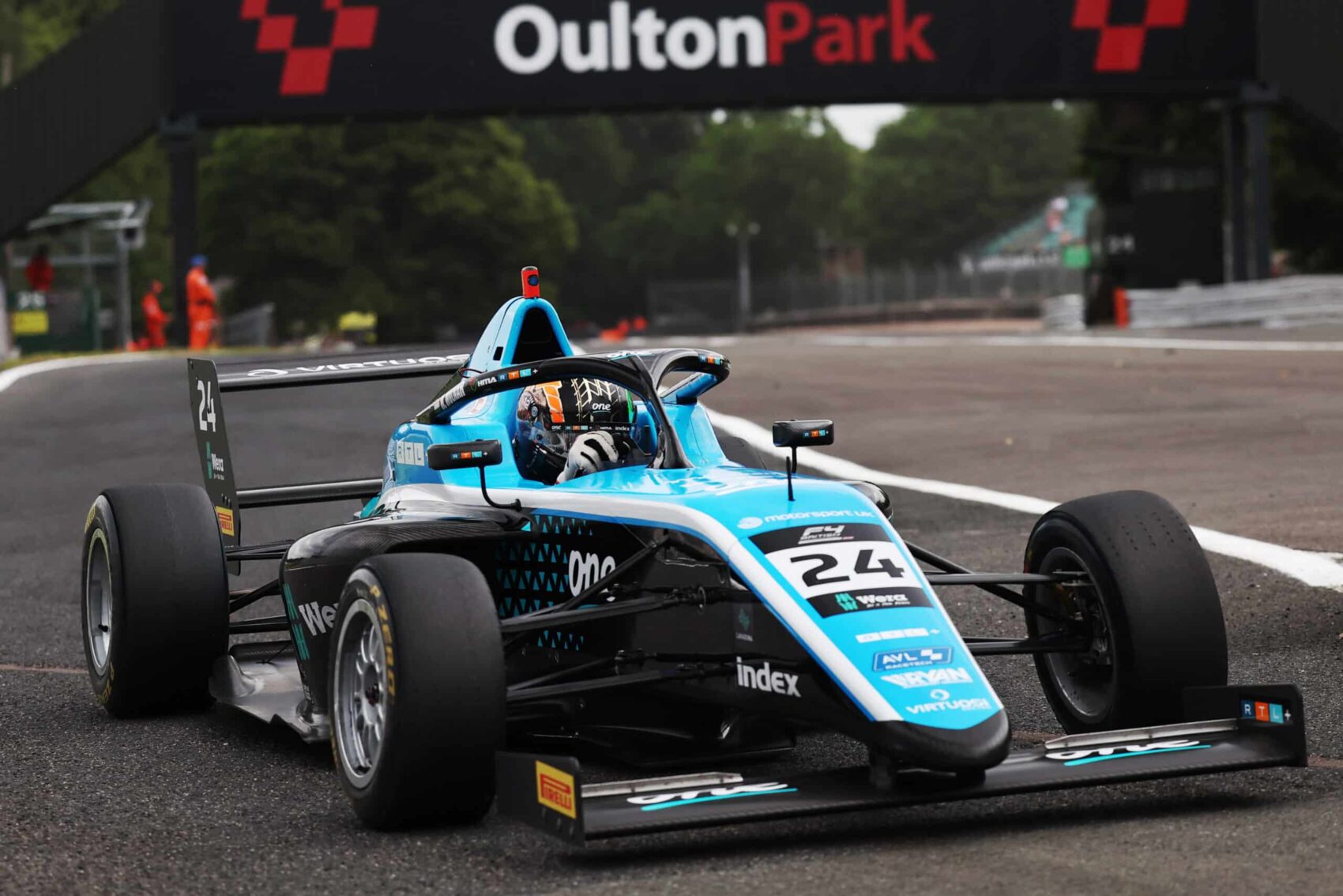 Dupla pole pozíció, körrekord és dobogó – erős kezdés Molnár Martintól az Oulton Parkban