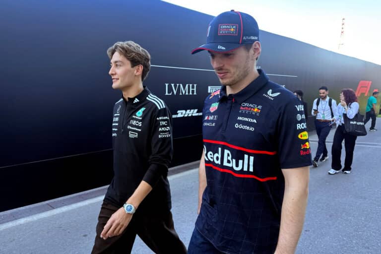 Szent a béke? Verstappen meztelenkedésre csábítja Russellt