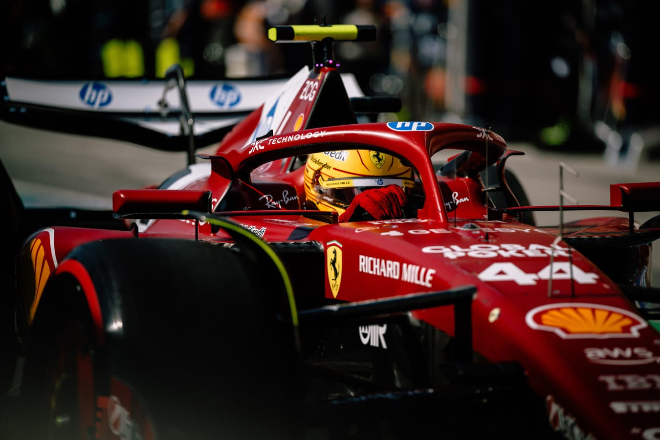 Hamilton most sem finomkodott, kétballábasnak nevezte a Ferrariját