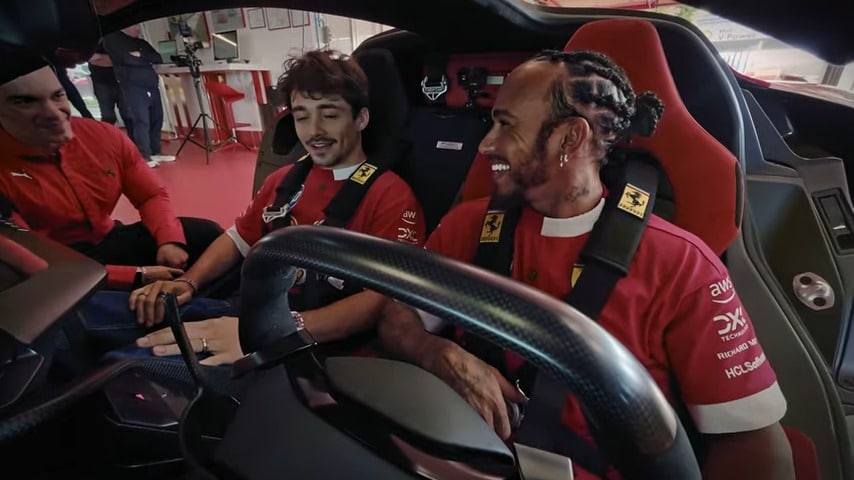 „Rendelnem kell magamnak egy ilyet!” – Hamilton és Leclerc gyermeki izgatottsággal próbálgatják az új Ferrarit