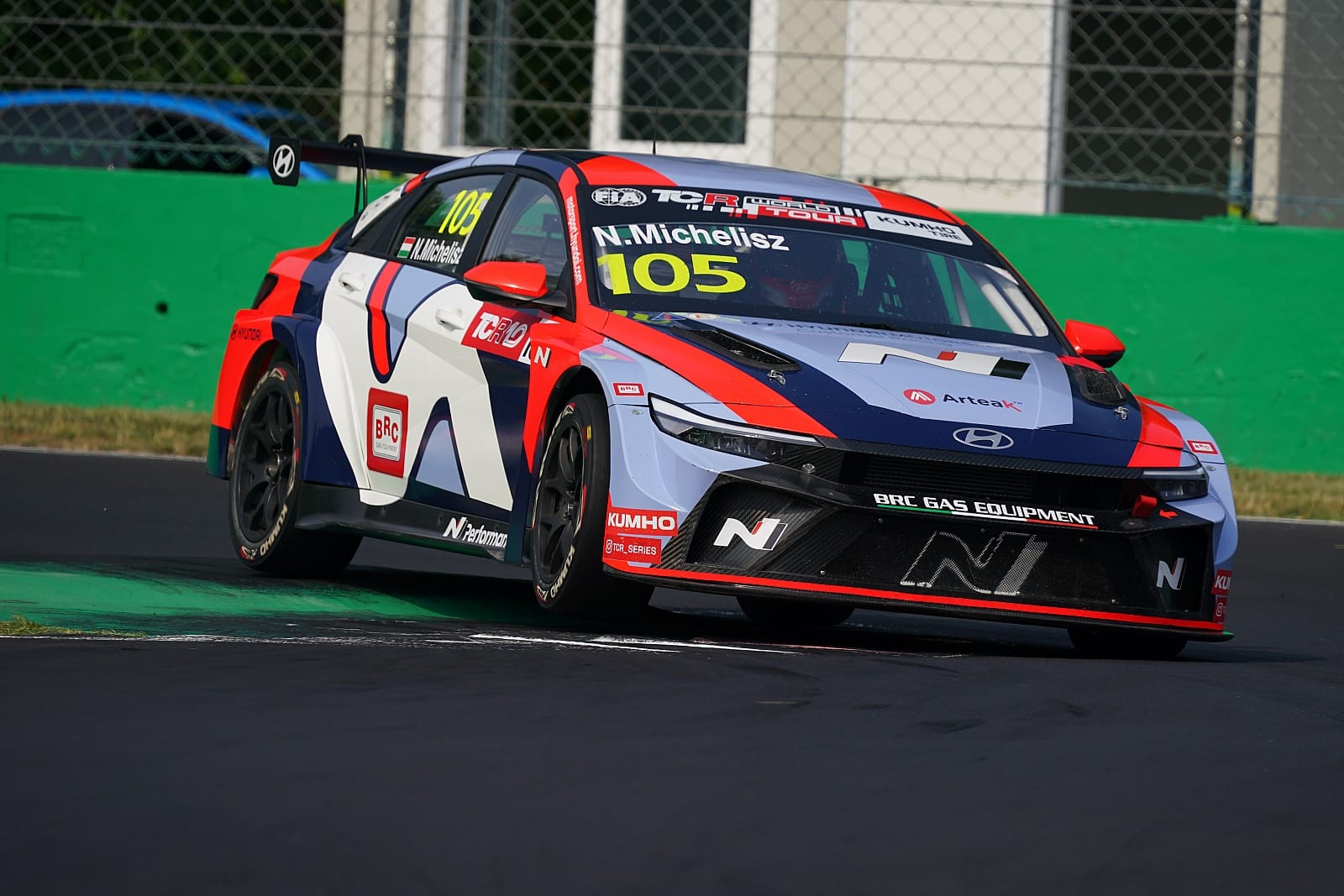 Michelisz túlélte a monzai defektkáoszt és megszerezte idei első győzelmét