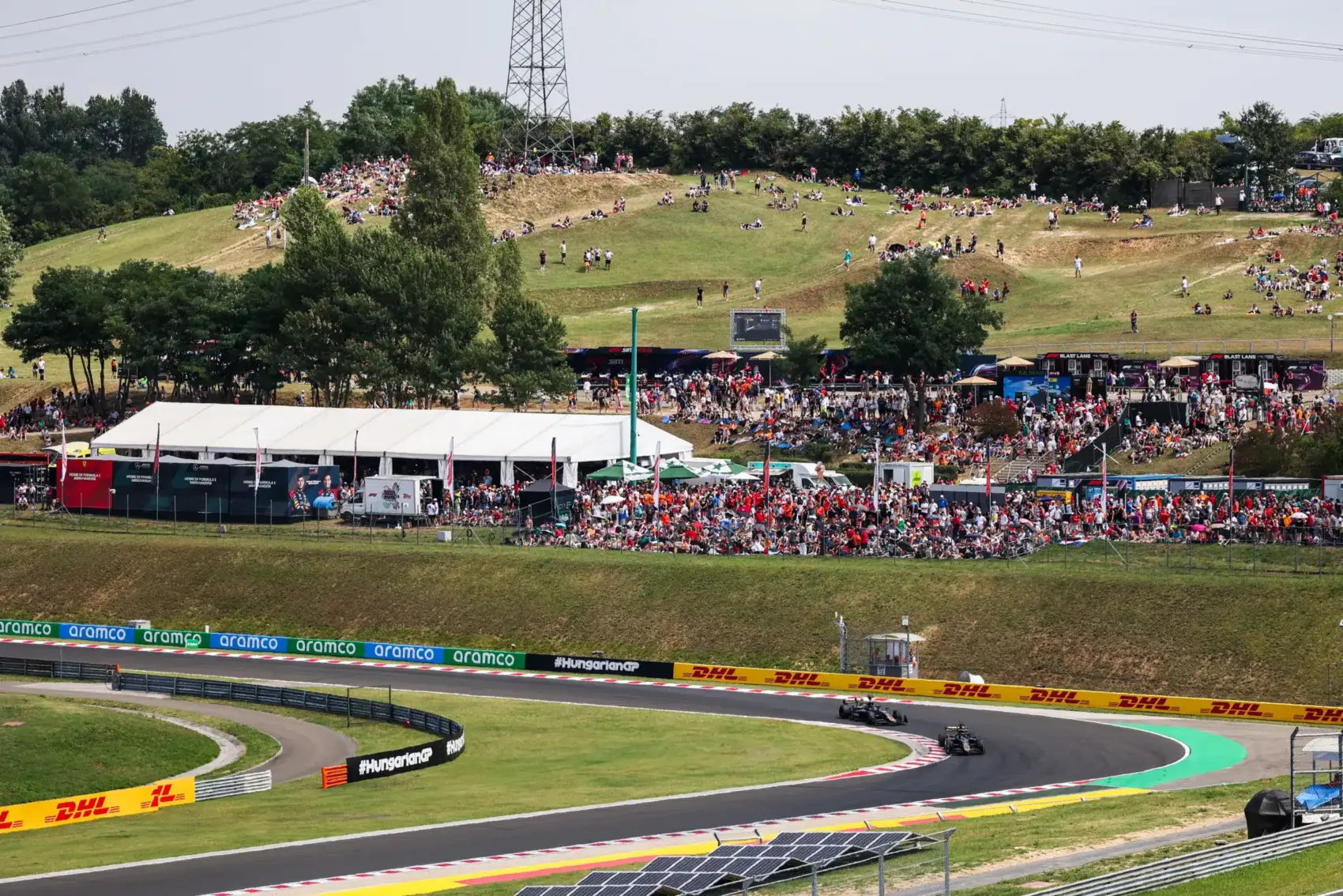 A Margit-szigetre is beköltözik az F1 a Magyar Nagydíj idejére; bemutatták az idei trófeákat