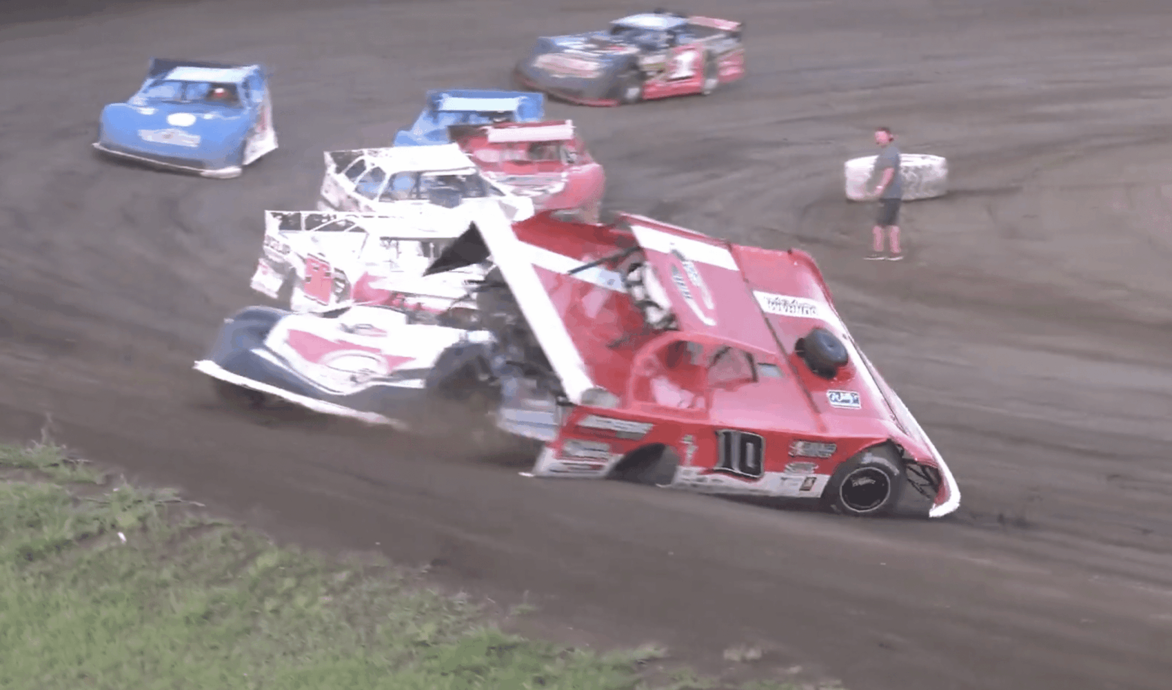 Letartóztatást követelnek a drukkerek, miután egy őrült autóversenyző felborította ellenfelét (videó)