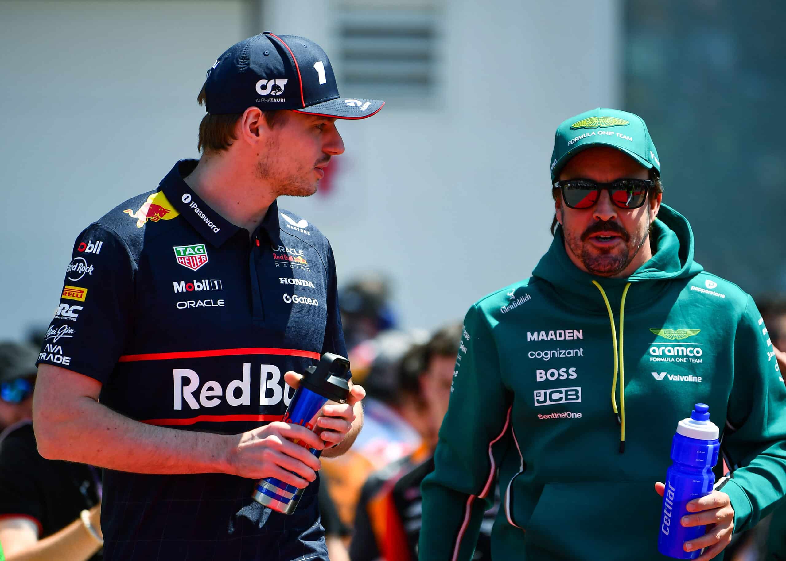 Tanácsot ingyen nem ad, de egy hízelgést azért eleresztett Verstappen felé Alonso