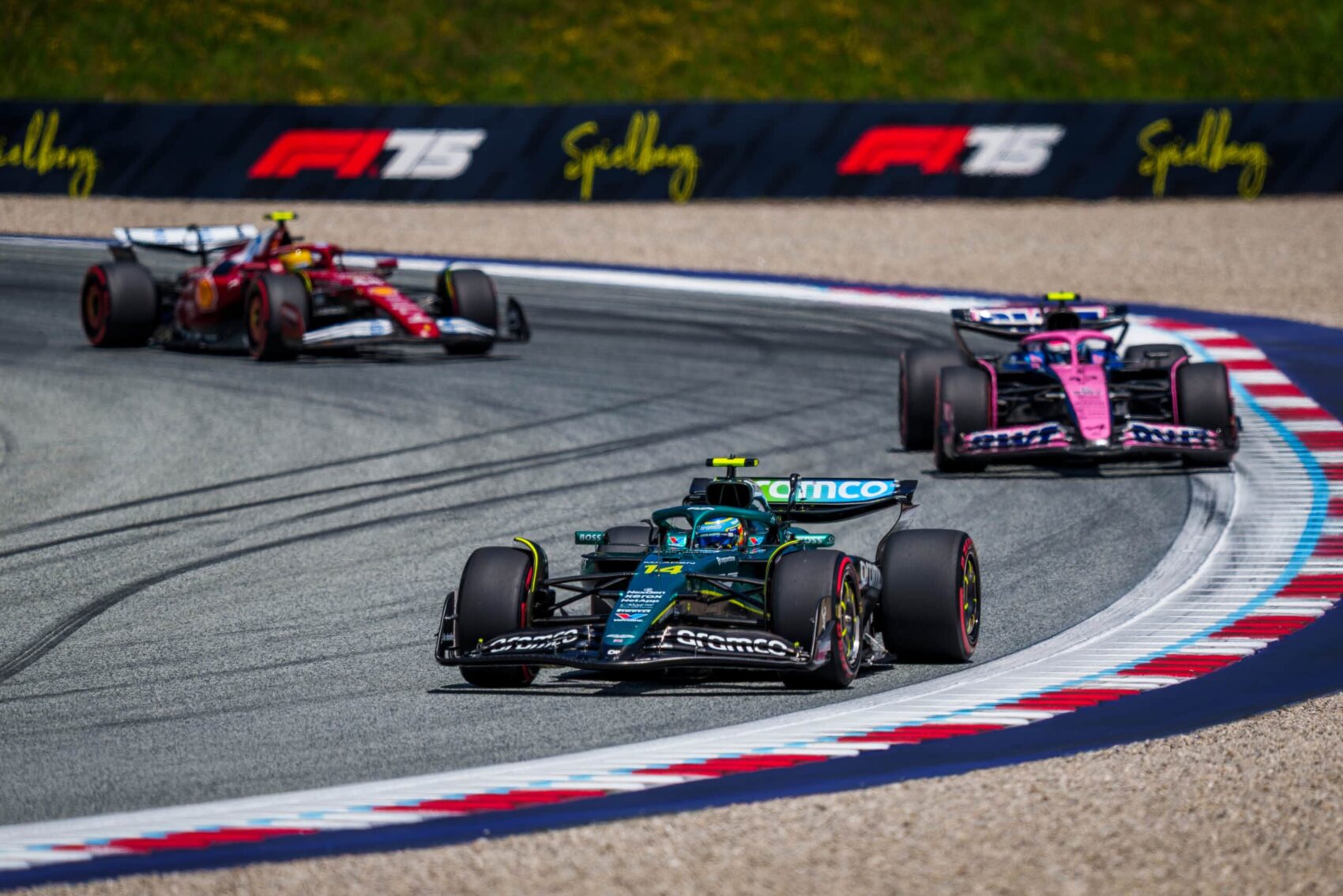 Csak félig volt igaz a pletyka, és a szabályt sértő Aston Martin is fellélegezhet