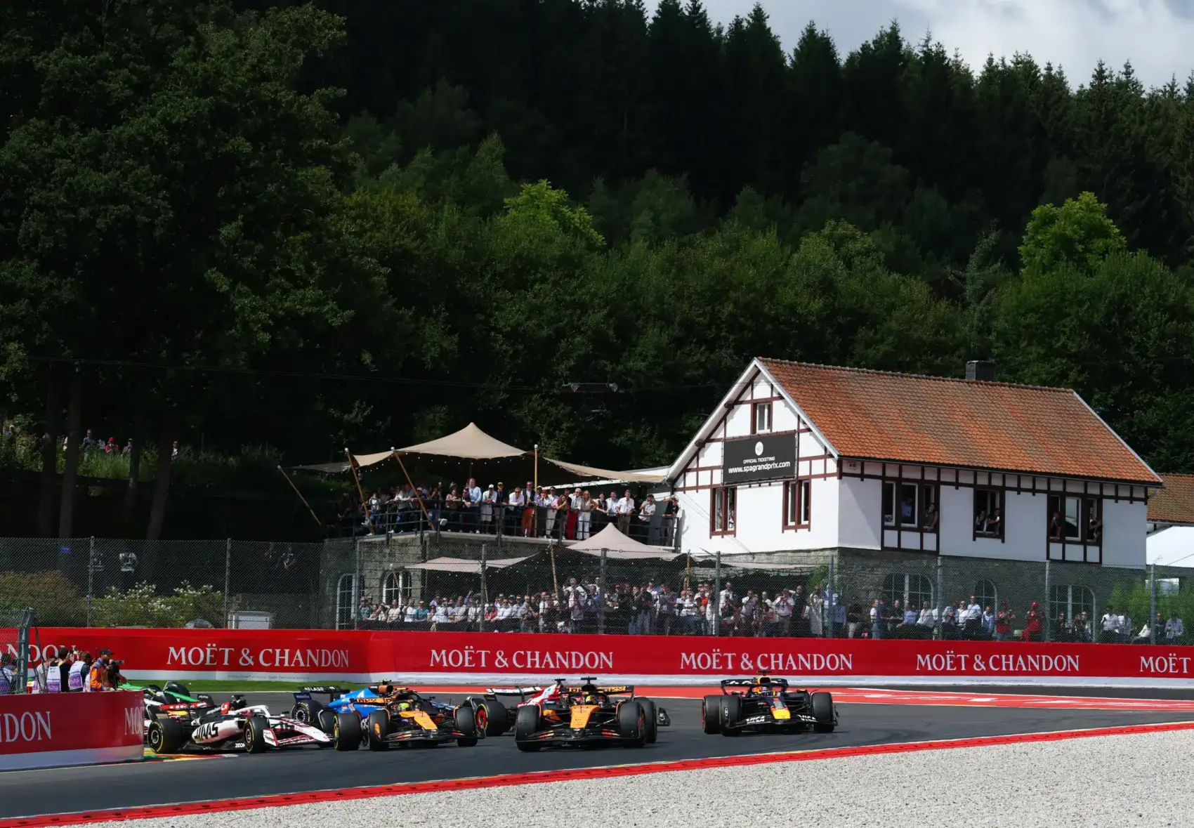 Rögtön az első körben borulhat minden a Belga Nagydíjon? – a McLaren csapatfőnöke szerint igen