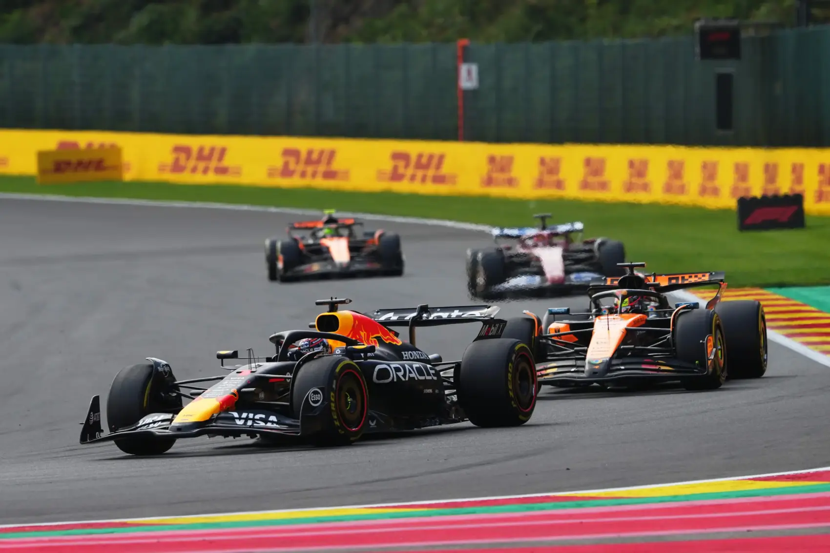 Káoszt még okozhat, de a Red Bullnak és a Ferrarinak sem jó az, ami Belgiumban történik