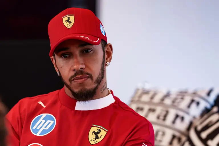 Hamilton szerint óriási bajok vannak a háttérben a Ferrarinál