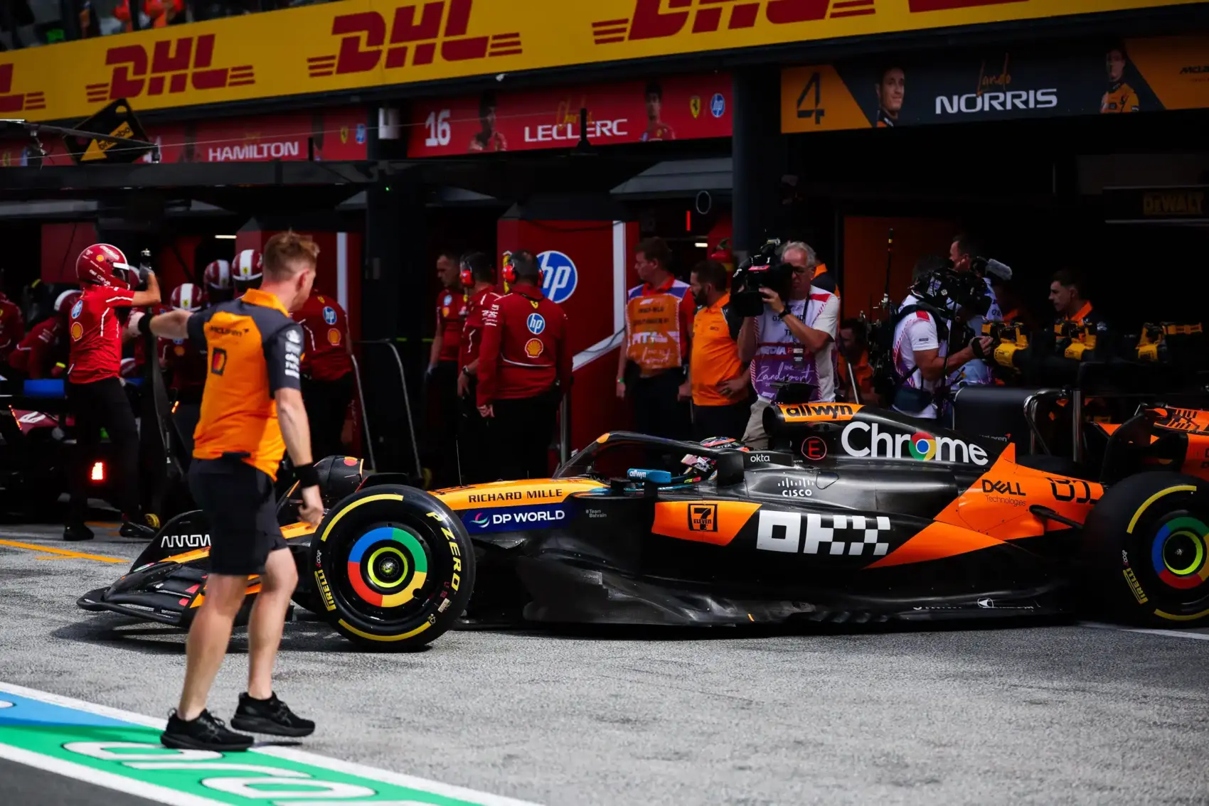 Büntetést kapott a McLaren Piastri és Russell koccanása miatt
