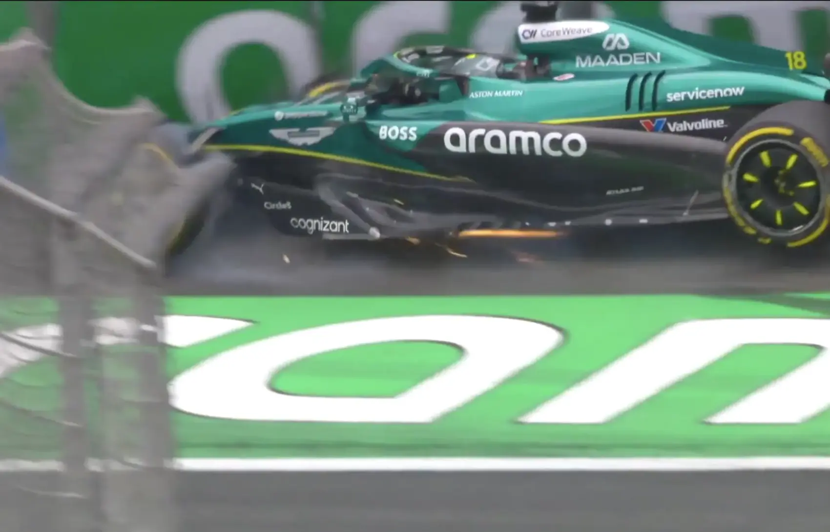 Hatalmas baleset, ismét megpördülő Hamilton, majdnem ütközés a bokszutcában – ez történt a Holland Nagydíj második szabadedzésén