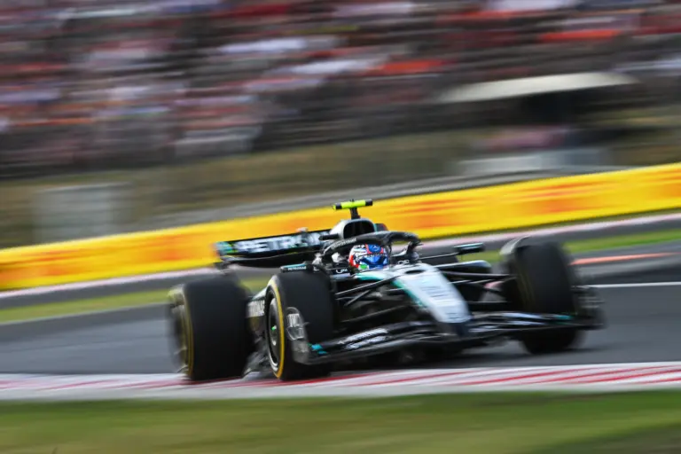 Csak egy rivális játszmázása tette favorittá a Mercedest 2026-ra?