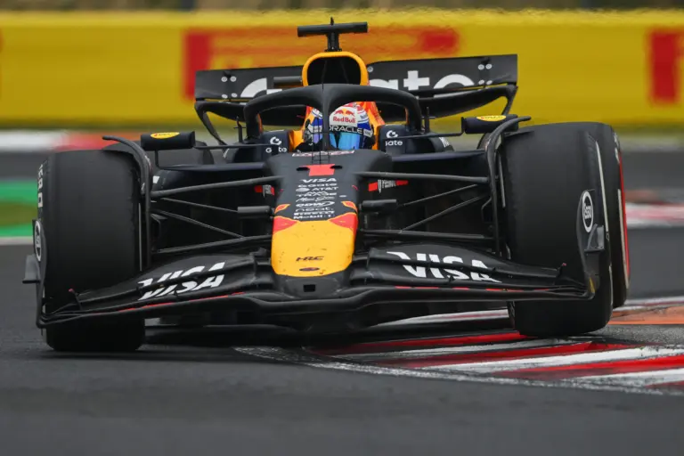 Bármennyire is felhúzza magát Verstappen a pályán, egy pillantás mindig megnyugtatja