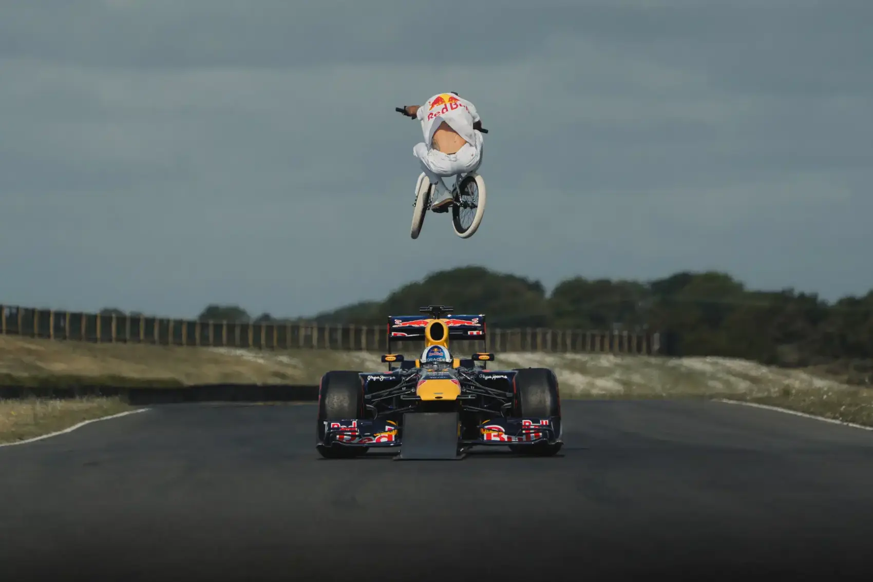 Újabb szédítő mutatványt csinált a Red Bull egy F1-es autóval (videó)