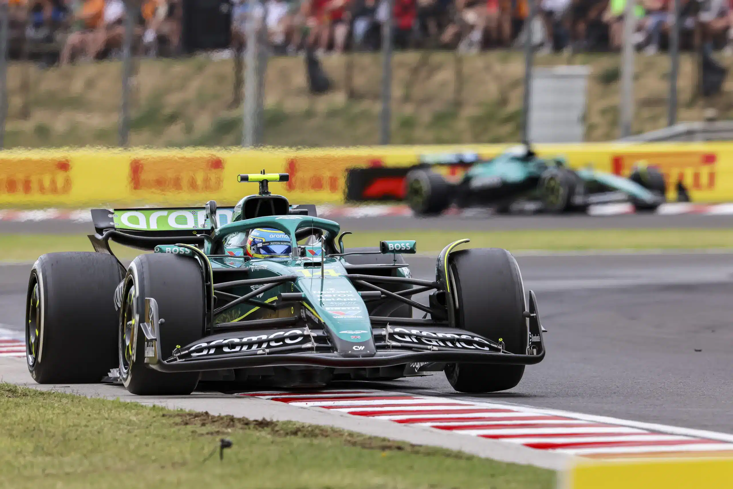 Newey ezzel a nyilvános füllentéssel sarkallta keményebb munkára kollégáit az Aston Martinnál