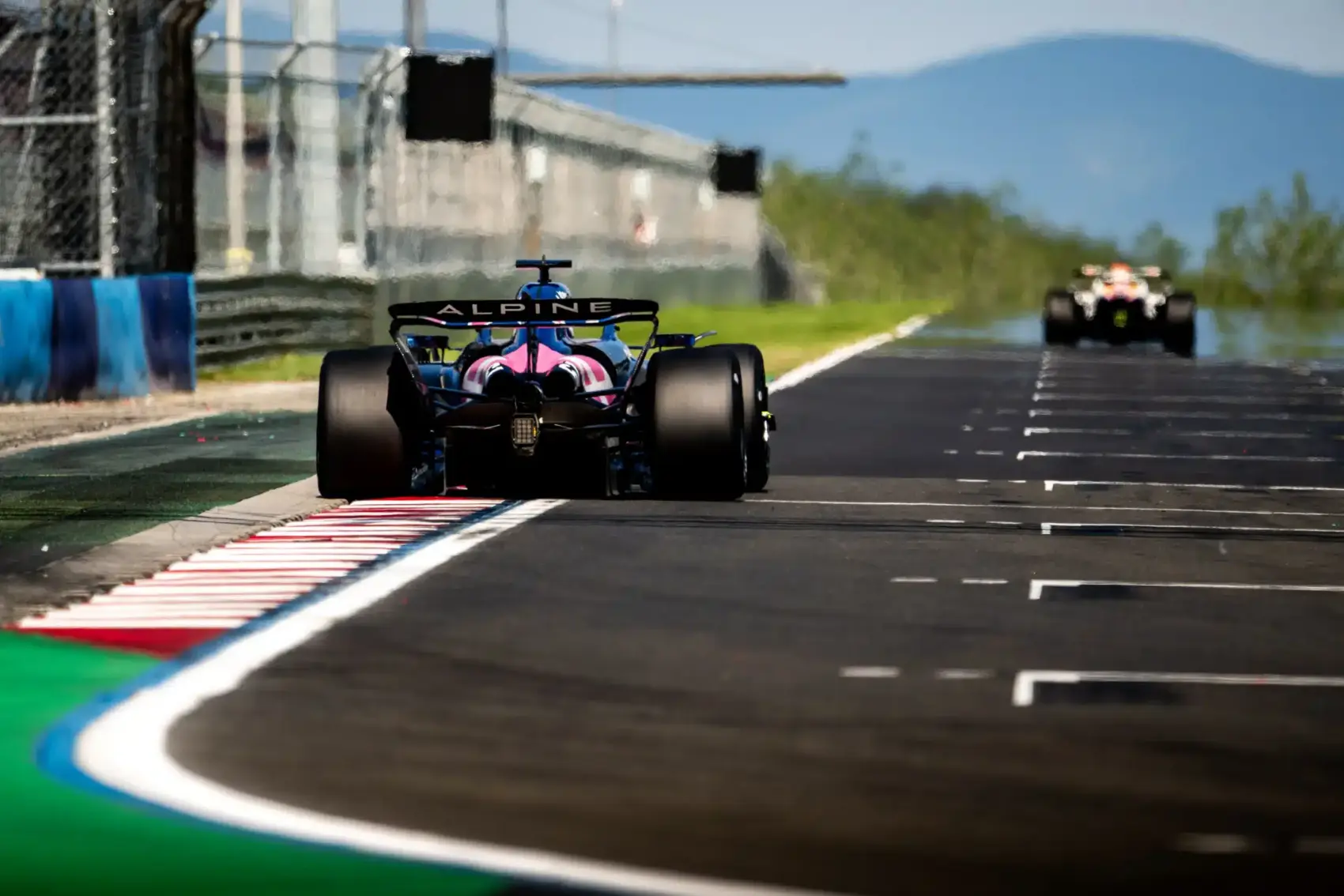 Hatalmas baleset a Hungaroringen zajló F1-es teszten, a pilóta jól van (képek)