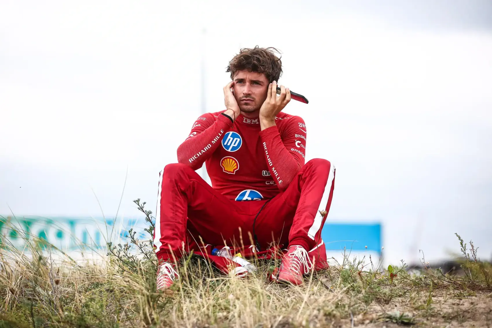 Ezért láttunk szokatlan mobilos fotókat Leclerc-ről