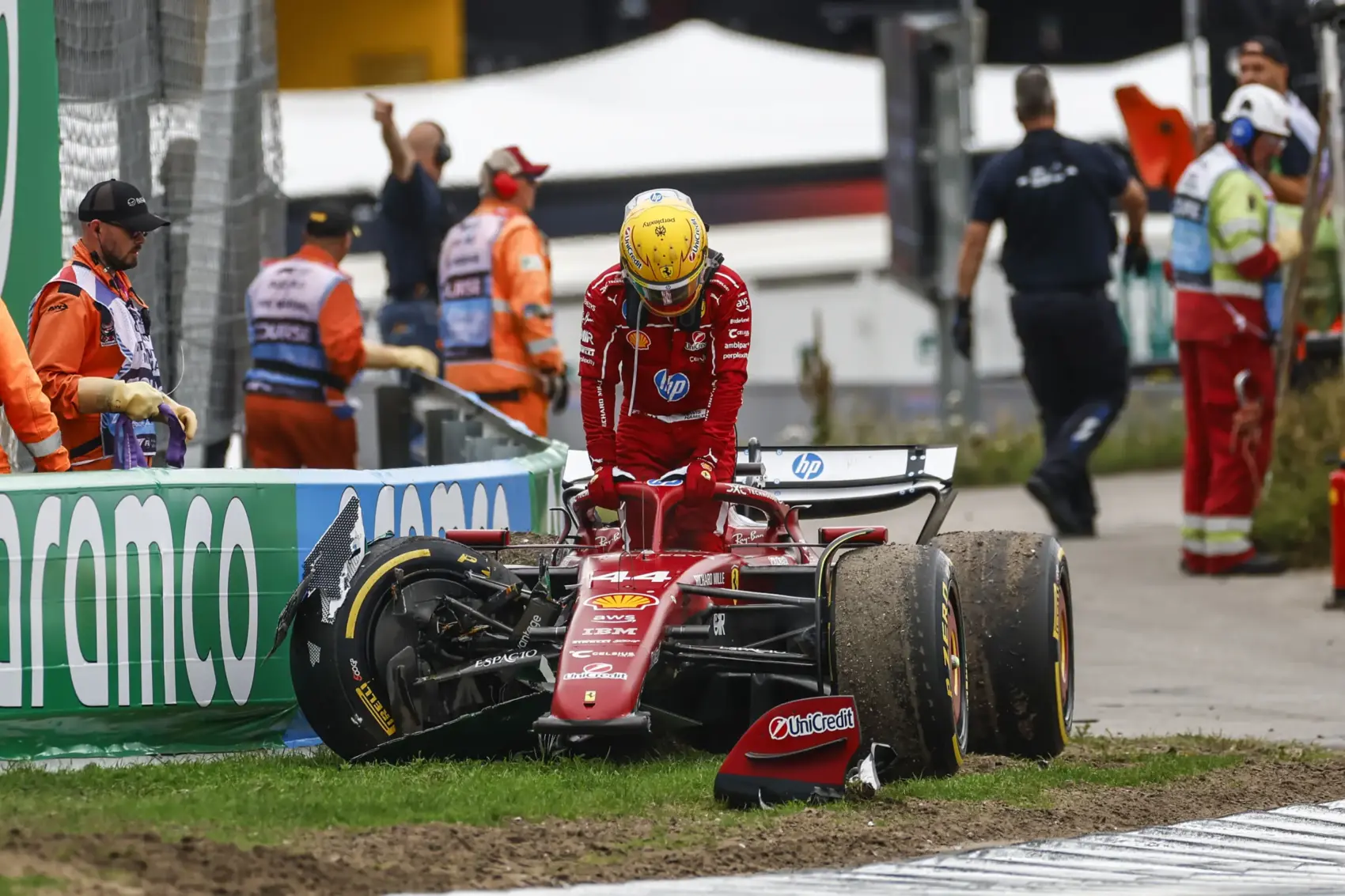 Végtelen szenvedés – nem kímélik a Ferrarit és a „furcsa” hibát elkövető Hamiltont