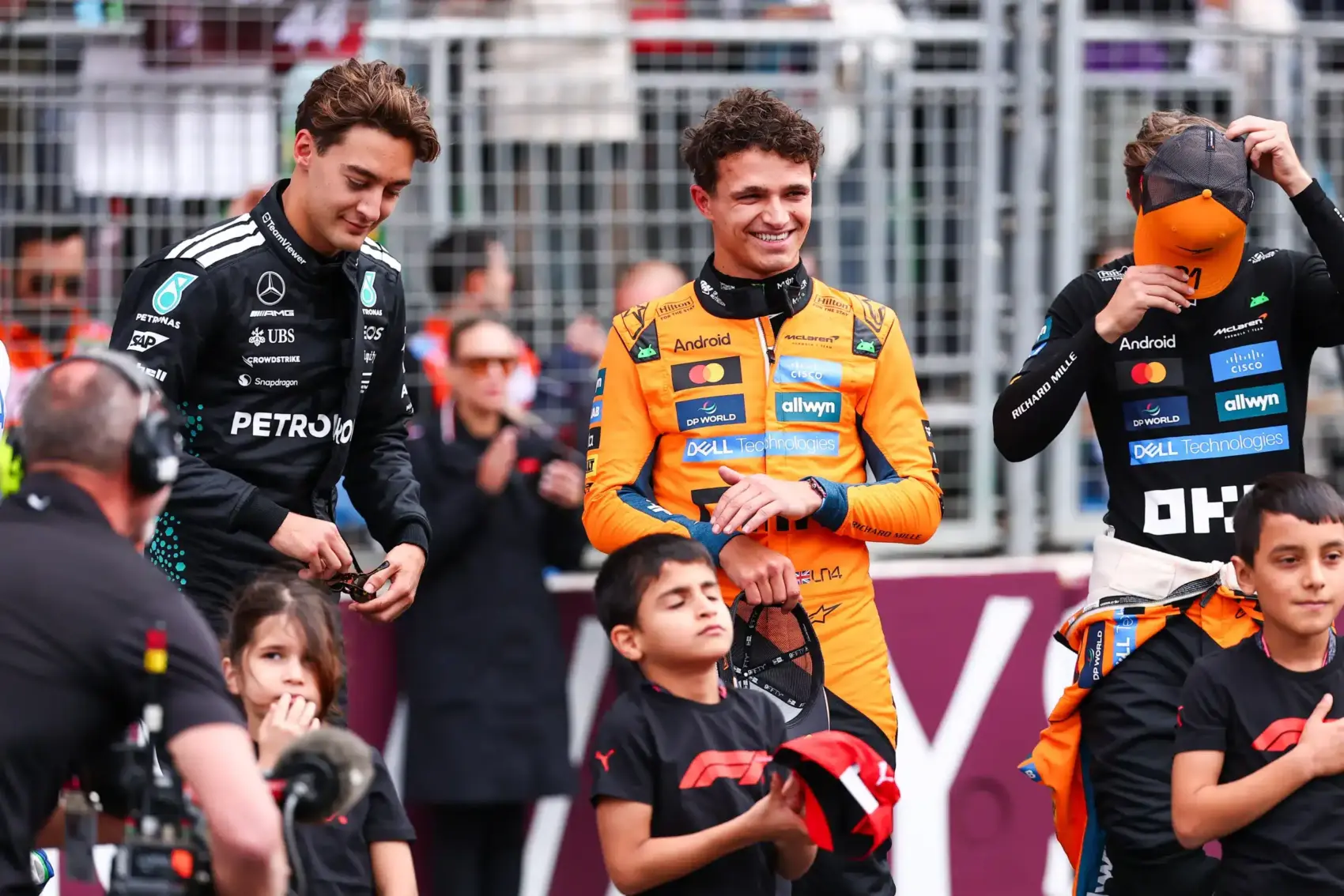 Norris és Russell fuldoklott a nevetéstől az azeri himnusz alatt, de jó okuk volt rá (videó)