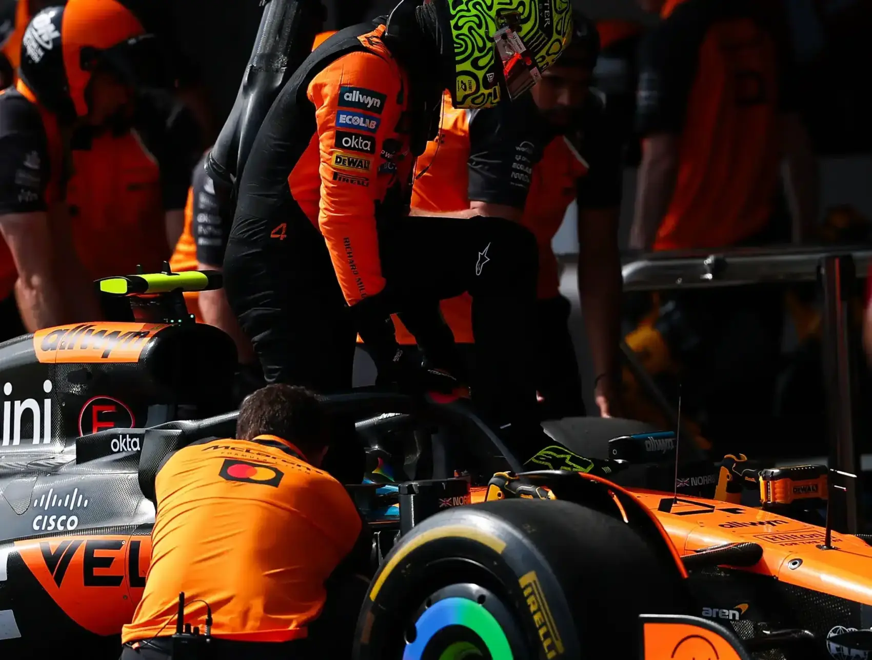 A McLaren mindkét pilótája falhoz csapta az autóját, Hamilton az élre állt