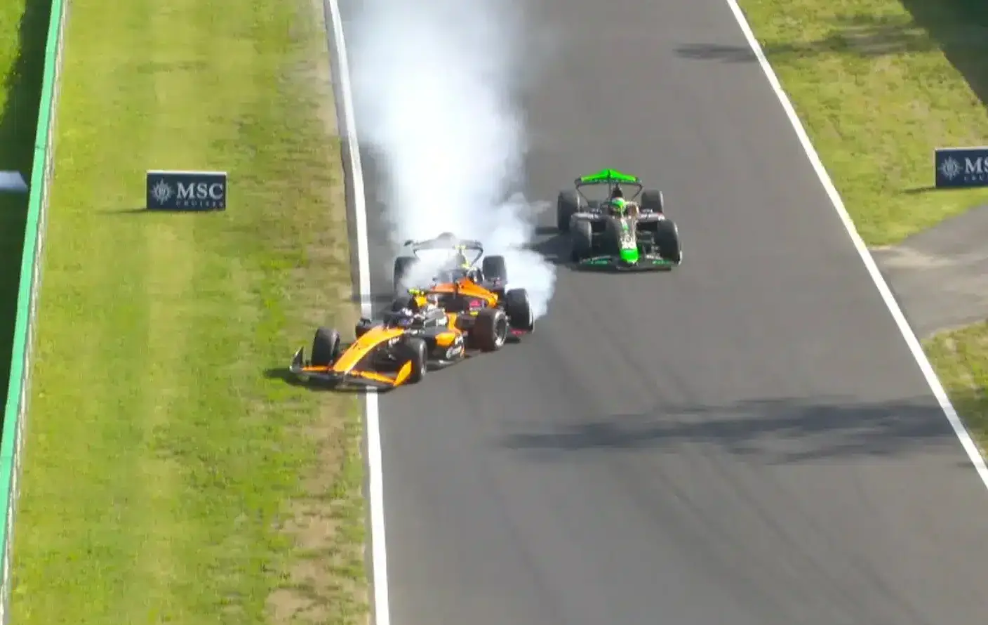 Őrületes jelenetek Monzában: törött első szárnnyal verte oldalba ellenfelét a Red Bull juniorja (videó)