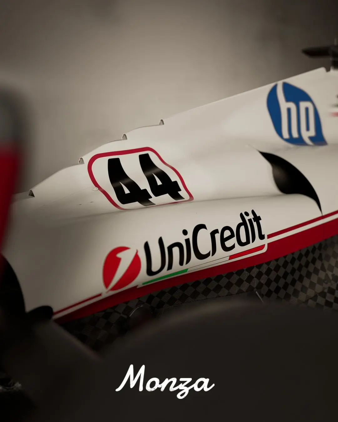 Bemutatta különleges, Niki Laudát megidéző festését a Ferrari (képek)