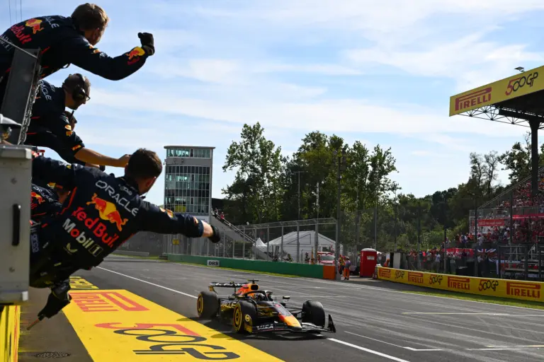 A Red Bull főnöke a szerénységével nevettette meg az újságírókat