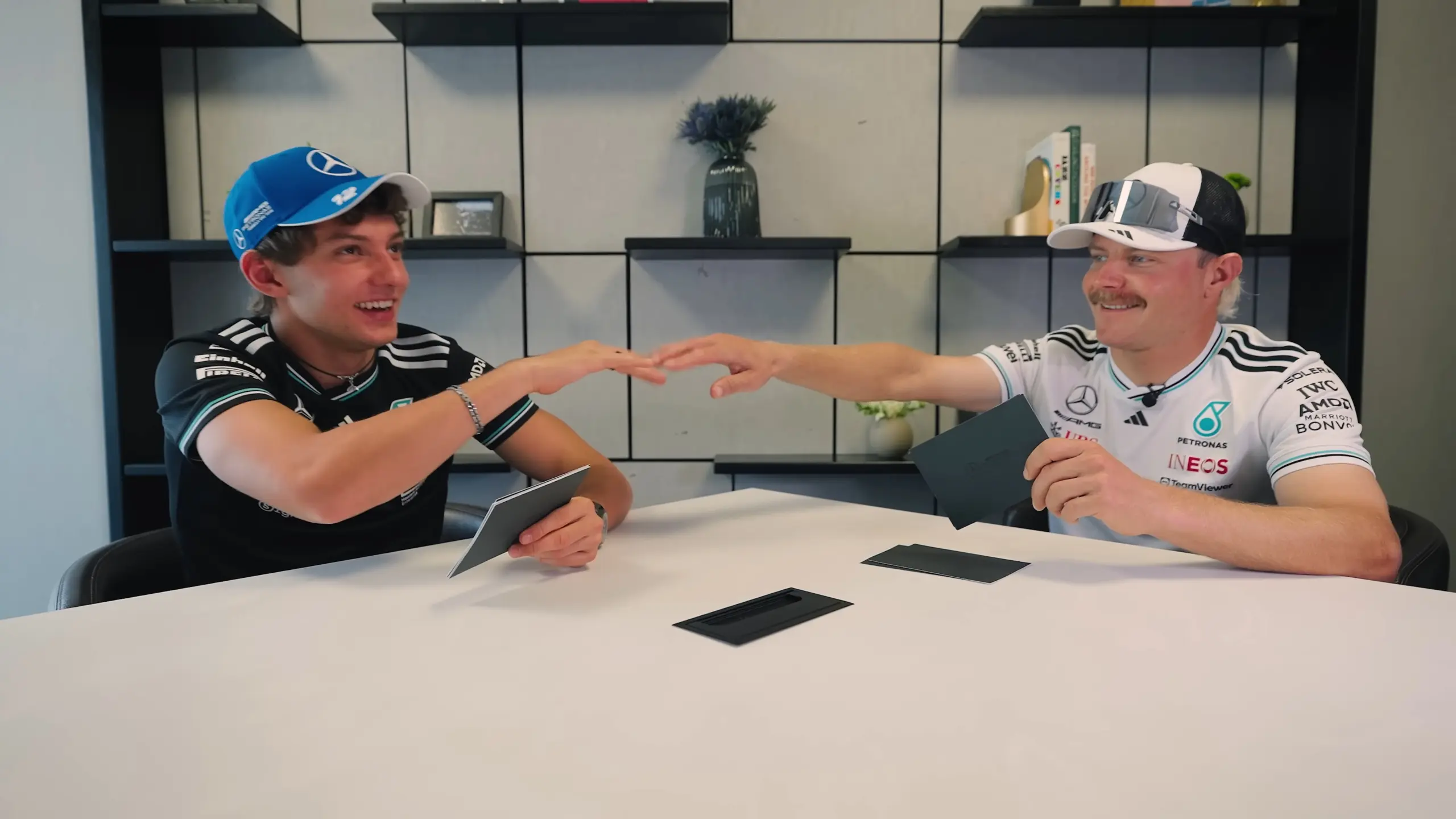 Égető kérdések a Mercedesnél: egy lóméretű kacsát vagy száz kacsaméretű lovat hívnál ki a hóra?