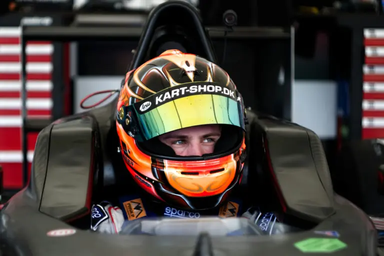 Munka és motorsport: miért hasonlít jobban egymásra, mint gondolnánk? A Jooble összefoglalója