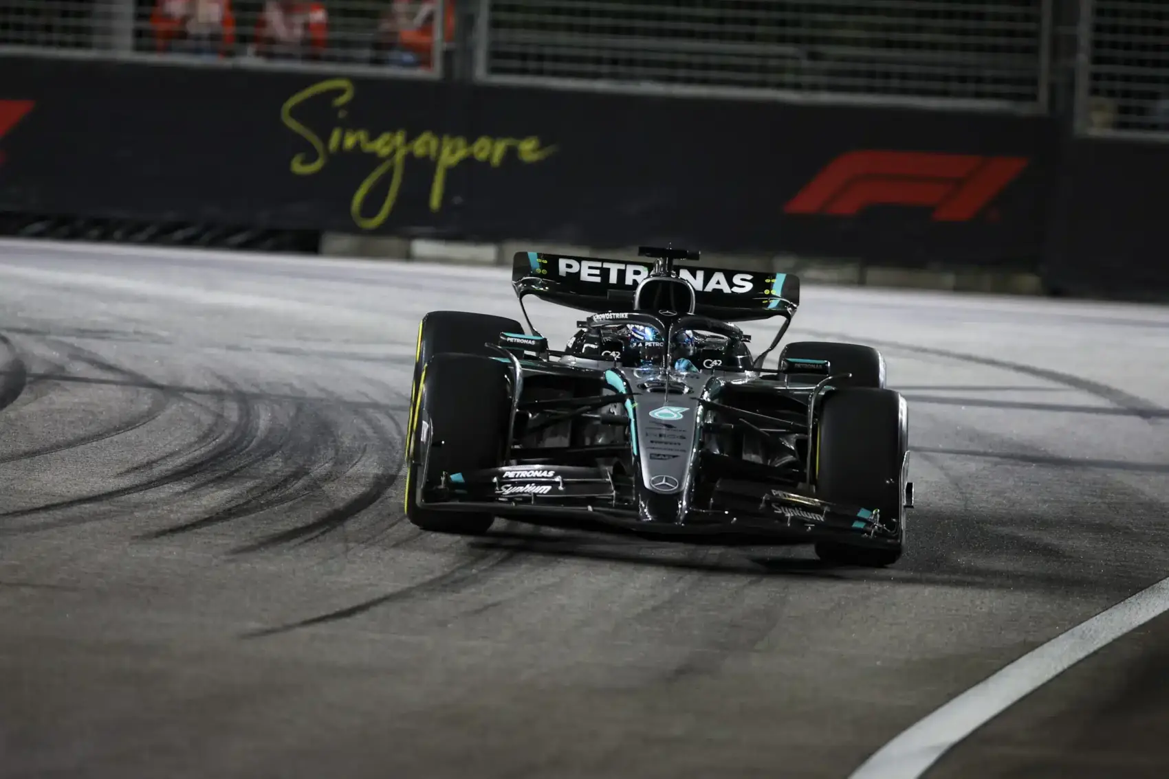 Russell szenzációs körrel pole-ban Szingapúrban, Verstappen megverte a McLareneket