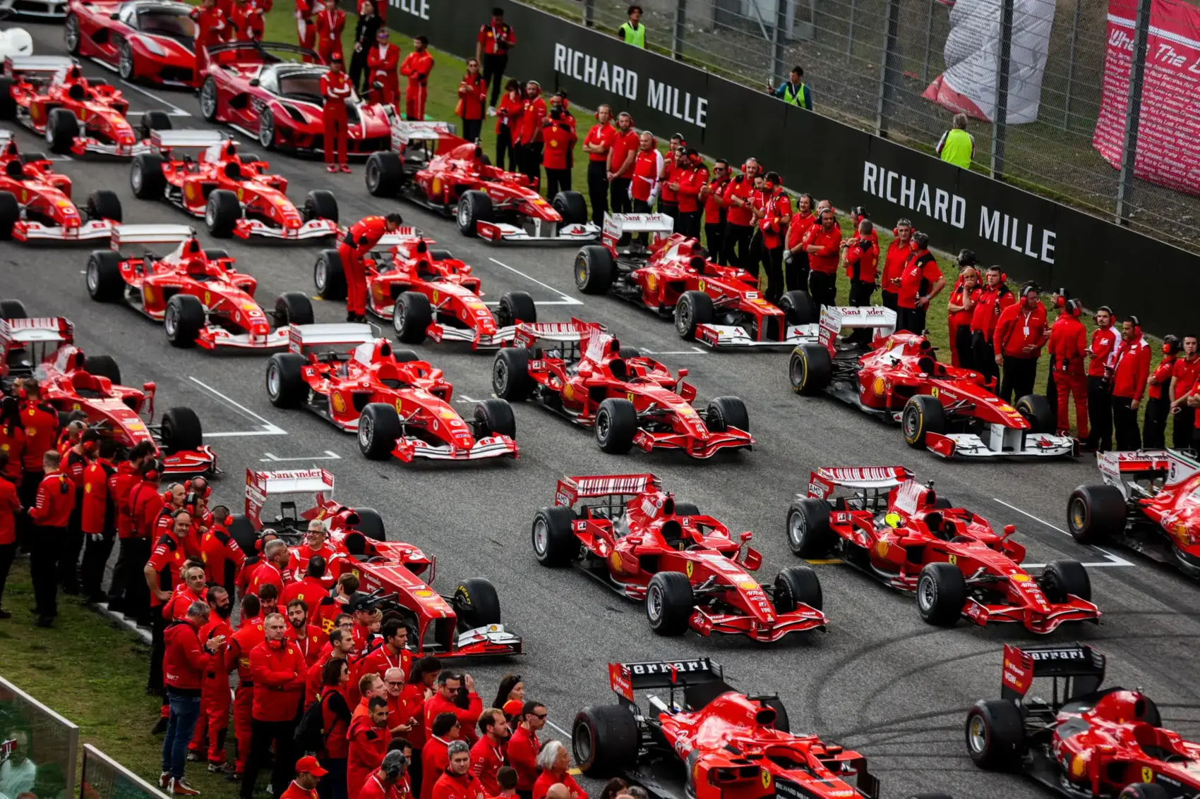 Schumacher-Ferrarik garmadájával rendezik meg az első olasz történelmi nagydíjat