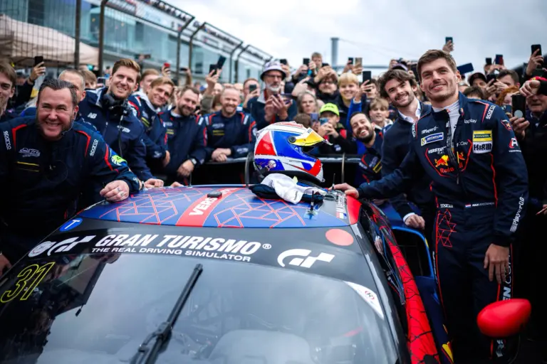 „Mi ezt nem tehetnénk meg” – irigykednek a versenyzők Verstappen nordschleifei győzelmére