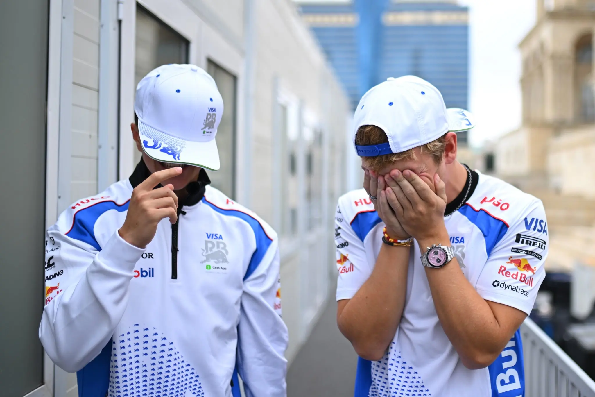 Itt egy újonc, aki vissza mer szólni, ha valami kétes dologba rángatná bele a csapata