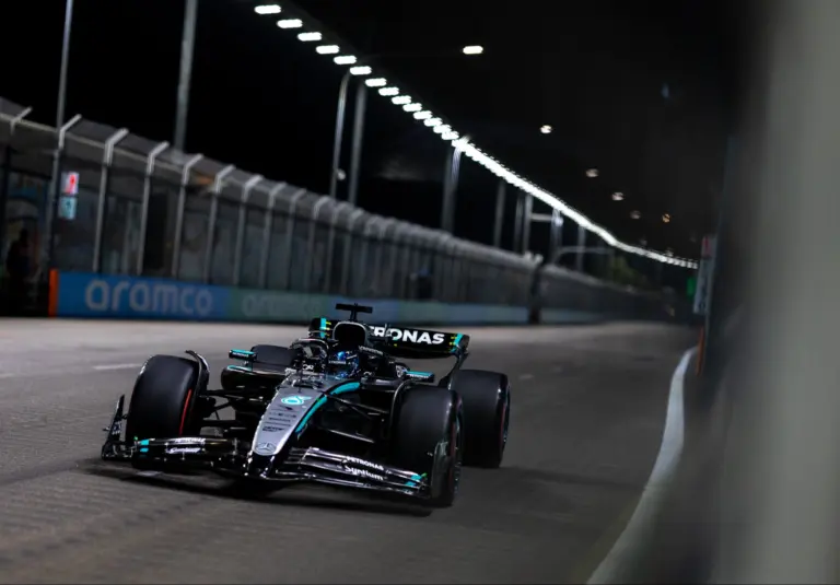 Russell nyert Szingapúrban, Norris és Piastri ütközése után a McLaren a konstruktőri bajnok