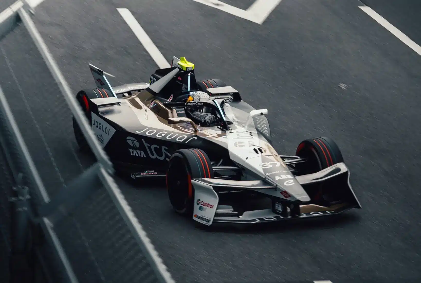 Soha nem igazolt még át senki ez a két élcsapat között, most a bajnokpilóta törte meg a jeget