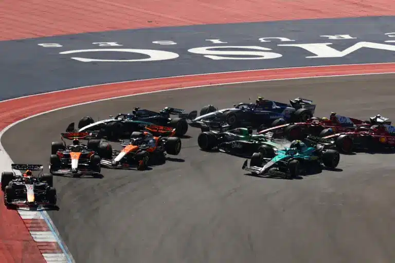 Dráma a sprinten: most rendesen összeütköztek, lenullázta magát a két McLaren
