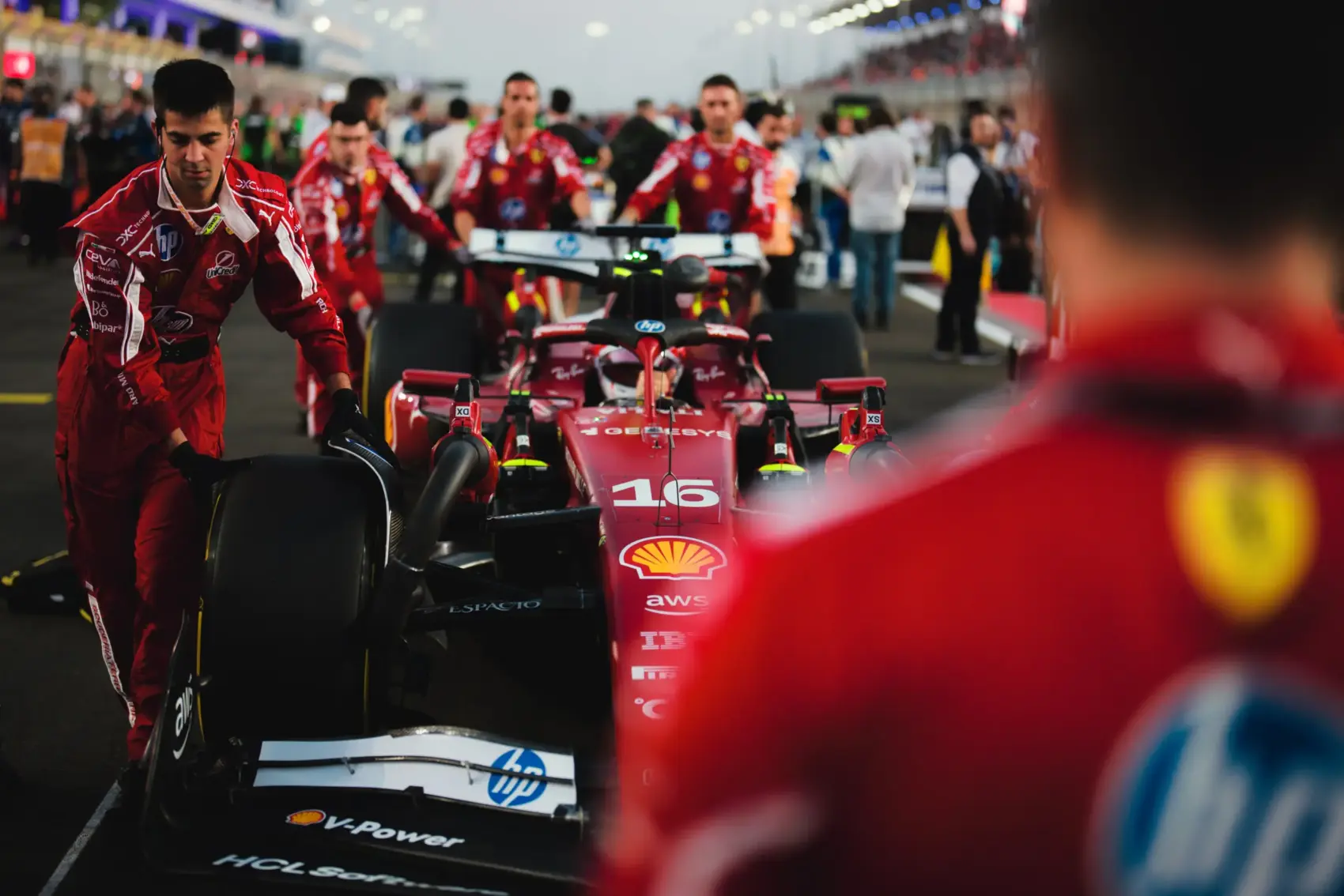 Drasztikus döntés kellene a Ferraritól, mert az autó próbálja „megölni” Hamiltont és Leclerc-t