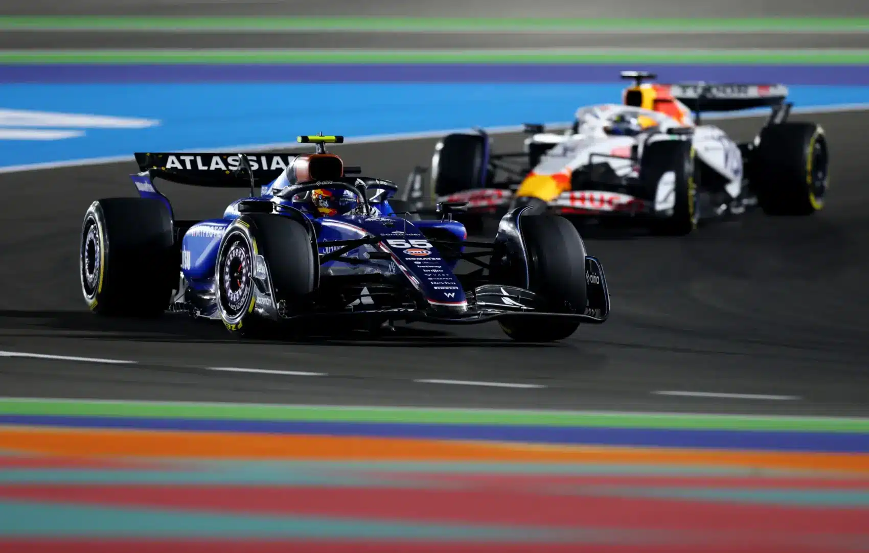 Elszabaduló matricák miatt büntették az F1-es csapatot a katari időmérő után